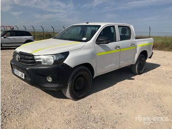 Pickup truck TOYOTA Hilux