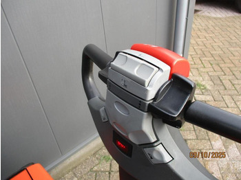 Pallet truck BT SWE140: picture 4