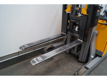 Reach truck Jungheinrich ETV216: picture 5