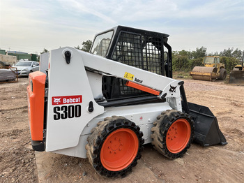 Skid steer loader BOBCAT S300: picture 4
