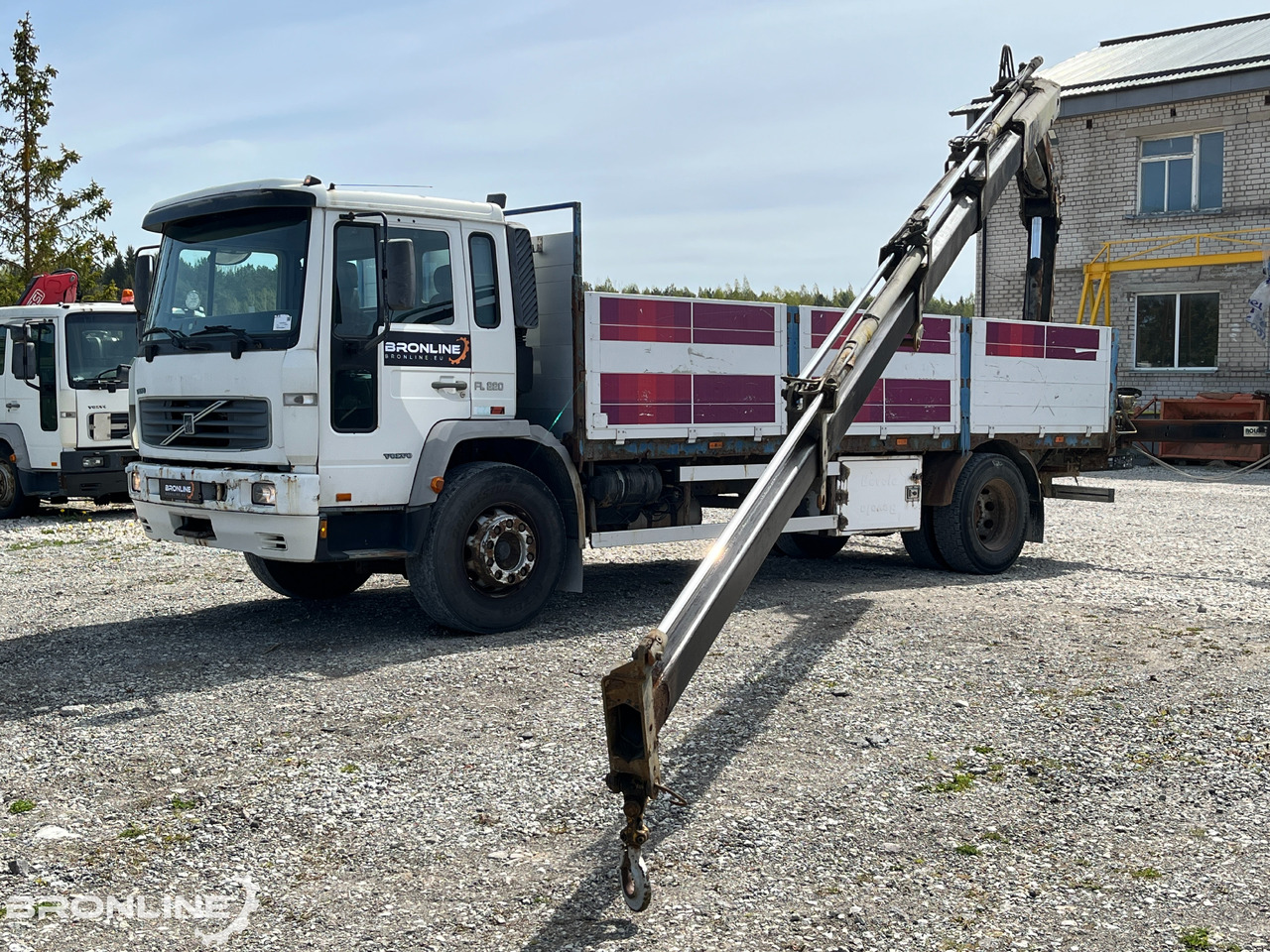 2000 Volvo FL220 4x2 + Hiab 102-4 - Other machinery: picture 1 2000 Volvo FL220 4x2 + Hiab 102-4 - Other machinery: picture 1