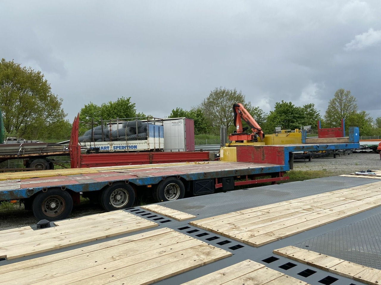 3 Achs Satteltieflader Platofür Fertigteile ode - Low loader semi-trailer: picture 4 3 Achs Satteltieflader Platofür Fertigteile ode - Low loader semi-trailer: picture 4