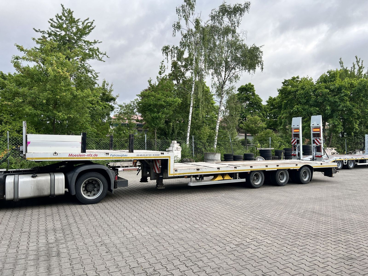 Möslein 3 Achs Satteltieflader - Low loader semi-trailer: picture 1 Möslein 3 Achs Satteltieflader - Low loader semi-trailer: picture 1