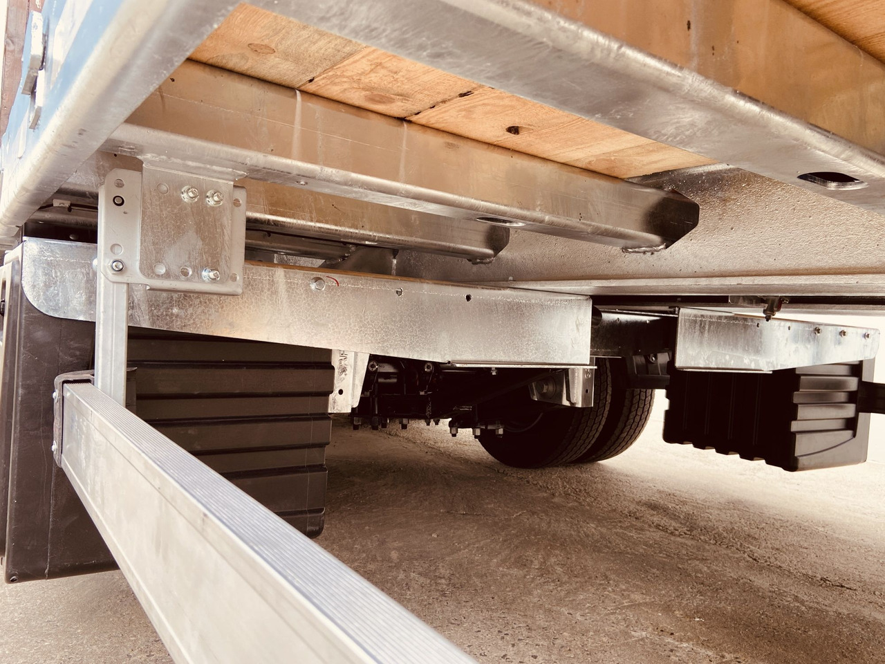 New Low loader trailer for transportation of heavy machinery Möslein TT 31 31 t GG Tridem- Tieflader 3 Achs, gelenktNeufahrzeug: picture 11 New Low loader trailer for transportation of heavy machinery Möslein TT 31 31 t GG Tridem- Tieflader 3 Achs, gelenktNeufahrzeug: picture 11