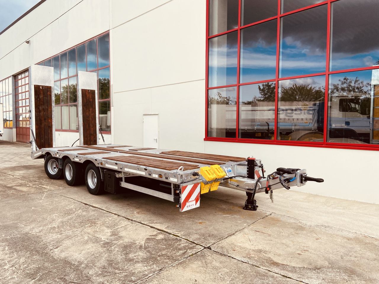 New Low loader trailer for transportation of heavy machinery Möslein TT 31 31 t GG Tridem- Tieflader 3 Achs, gelenktNeufahrzeug: picture 7 New Low loader trailer for transportation of heavy machinery Möslein TT 31 31 t GG Tridem- Tieflader 3 Achs, gelenktNeufahrzeug: picture 7