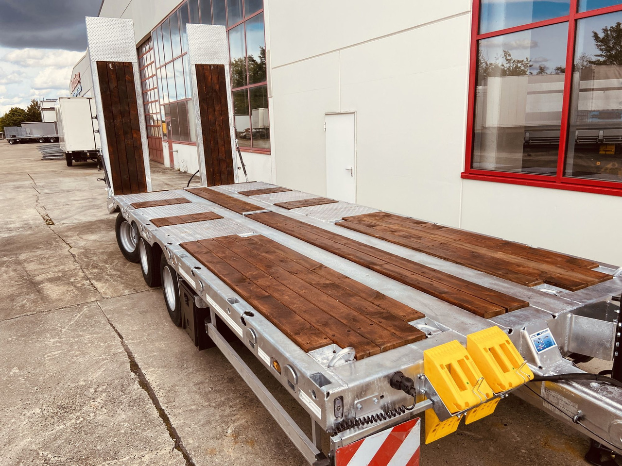 New Low loader trailer for transportation of heavy machinery Möslein TT 32 Zugrohr gerade  34 t GG Tridem- Tieflader 3 Achs, gelenktNeufahrzeug: picture 10