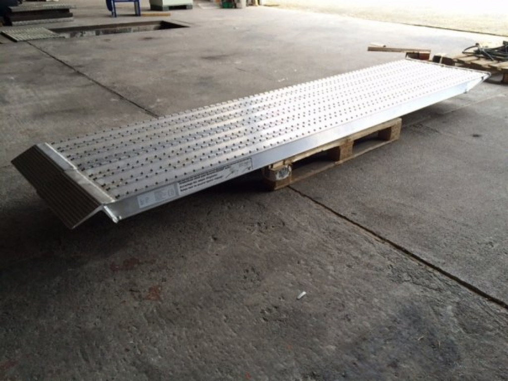 NEU Auffahrrampen, Alurampen,Verladerampen, 8 to Länge 3,25m - Loading ramp: picture 3 NEU Auffahrrampen, Alurampen,Verladerampen, 8 to Länge 3,25m - Loading ramp: picture 3