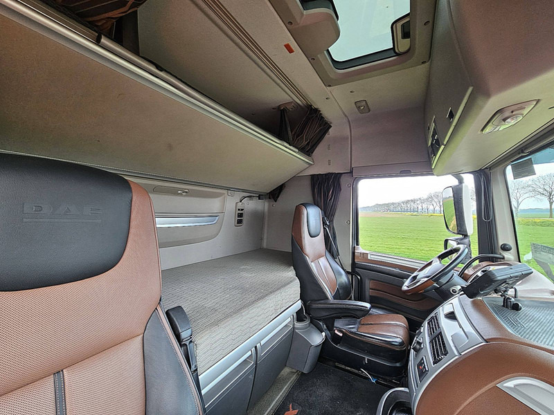 Interior photo 2: Tipper DAF XF 530 8X4 FAW STEEL TIPPER