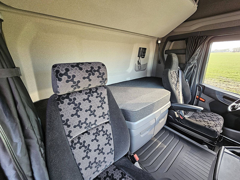 Tractor unit Scania R460: picture 15