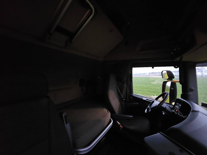 Interior photo 3: Tractor unit Scania R490 TL 2X TANK RETARDER