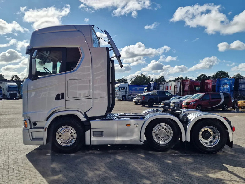 Scania 660S V8 NGS Highline 6x2/4 - New - Full spec - Retarder - Night clima - Led - Leather - Navi - Tractor unit: picture 4 Scania 660S V8 NGS Highline 6x2/4 - New - Full spec - Retarder - Night clima - Led - Leather - Navi - Tractor unit: picture 4