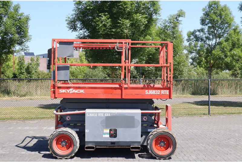 Skyjack SJ 6832 RTE | 12 METER | 454 KG - Scissor lift: picture 1 Skyjack SJ 6832 RTE | 12 METER | 454 KG - Scissor lift: picture 1