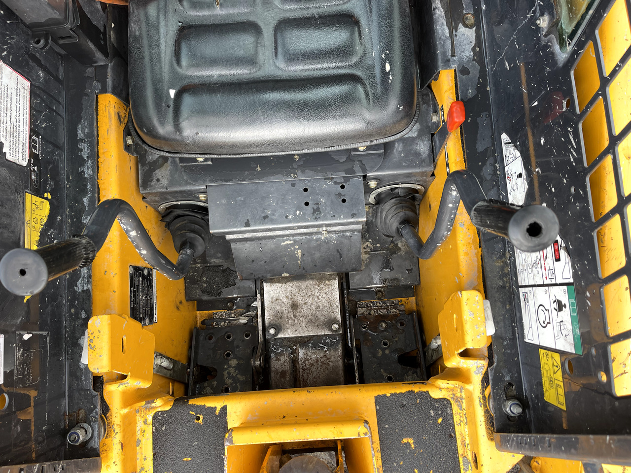 Skid steer loader BOBCAT S70: picture 9