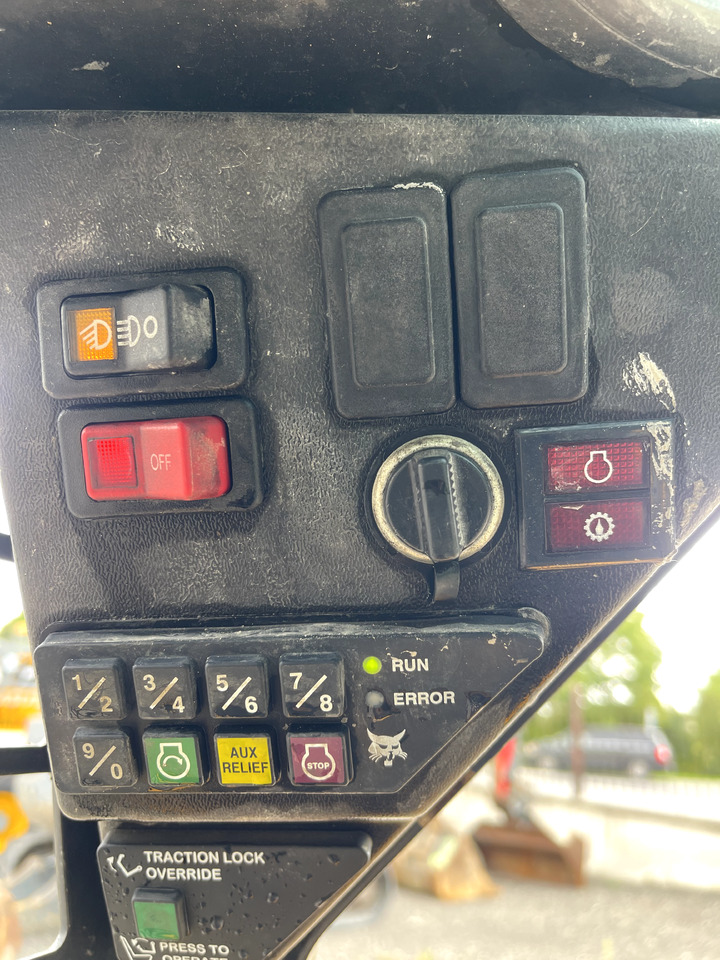 Skid steer loader BOBCAT S70: picture 8