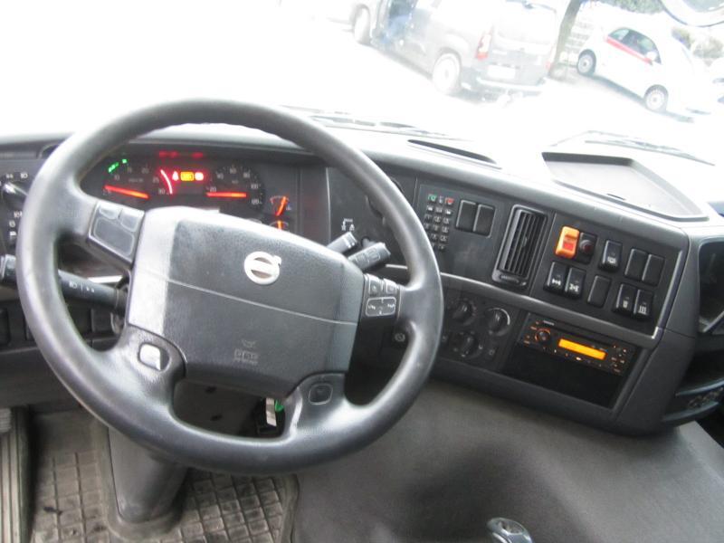 Interior photo 1: Tractor unit Volvo FM 450
