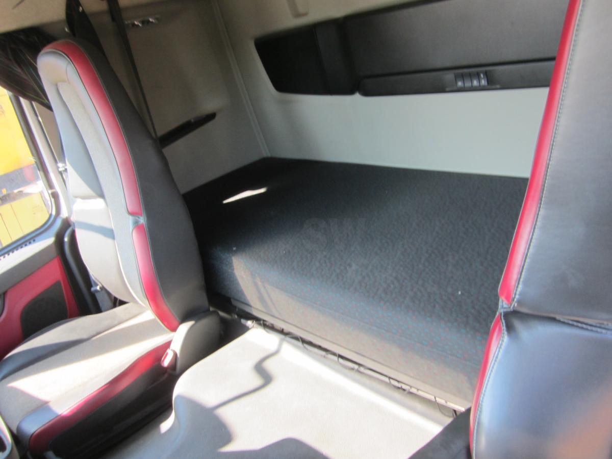 Tractor unit Volvo FMX 460: picture 10