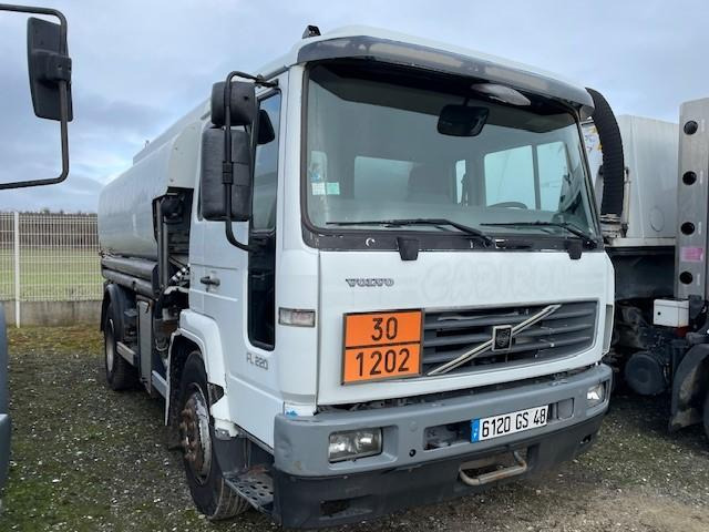 Volvo FL 220 - Tank truck: picture 2 Volvo FL 220 - Tank truck: picture 2