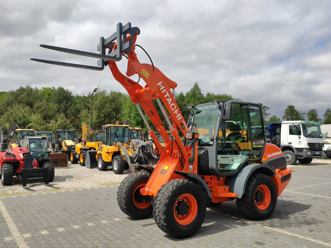 Hitachi ZW75 Wheel Loader Szybko-Złącze Widły Stan Bardzo Dobry - Wheel loader: picture 1 Hitachi ZW75 Wheel Loader Szybko-Złącze Widły Stan Bardzo Dobry - Wheel loader: picture 1