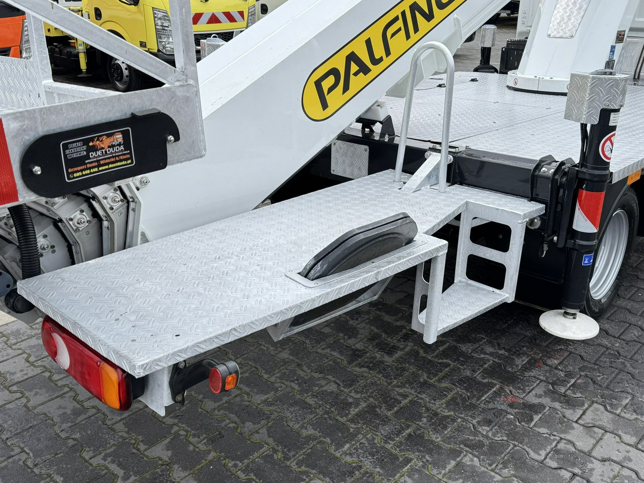 Truck mounted aerial platform Nissan Cabstar: picture 23