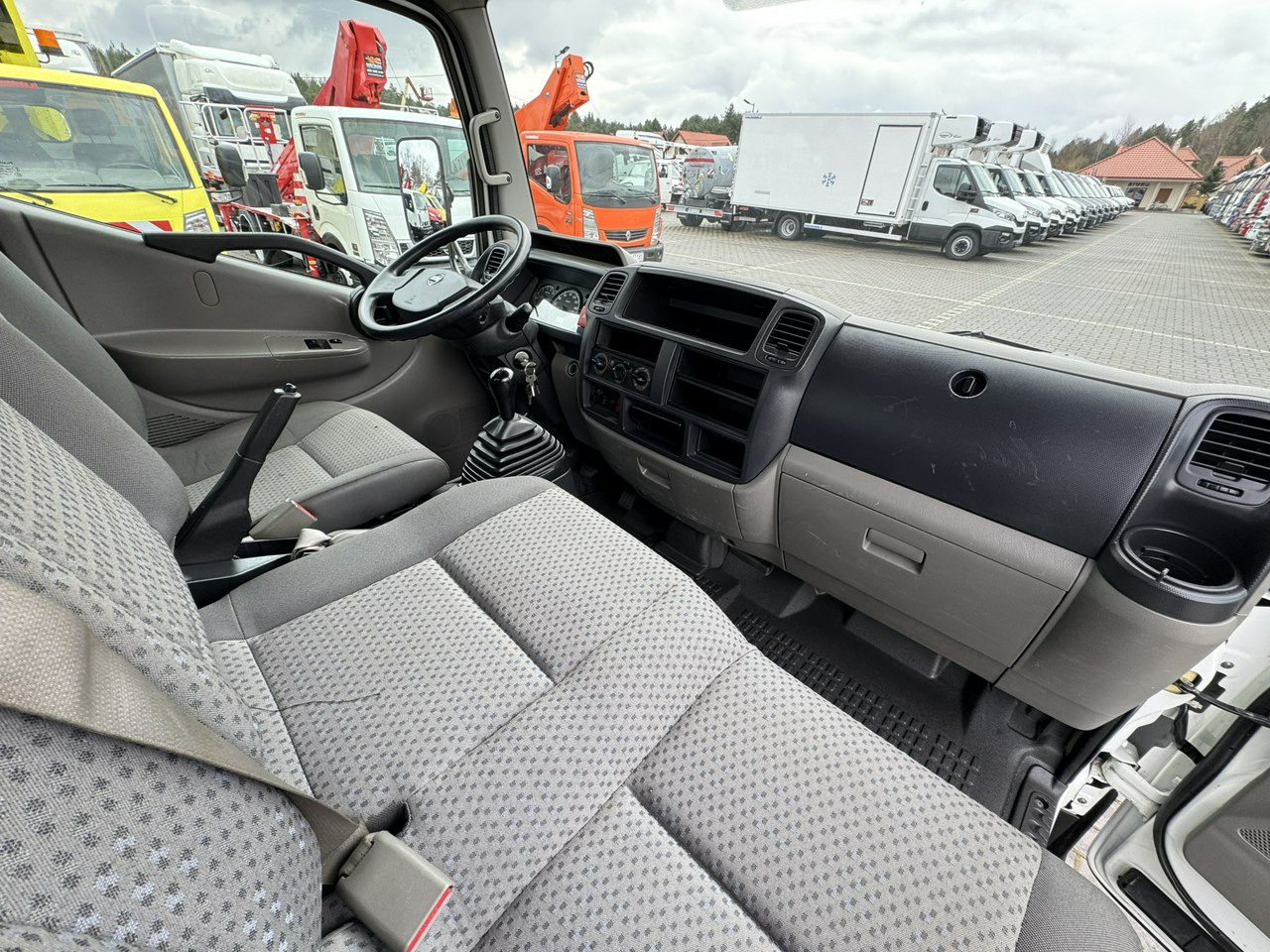 Truck mounted aerial platform Nissan Cabstar: picture 32