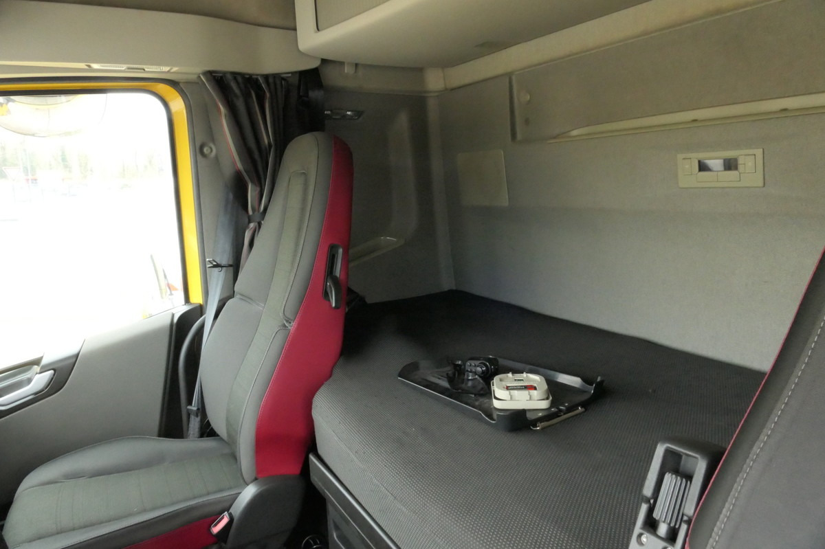 Container transporter/ Swap body truck VOLVO FH 26.420 6x2 BDF: picture 7