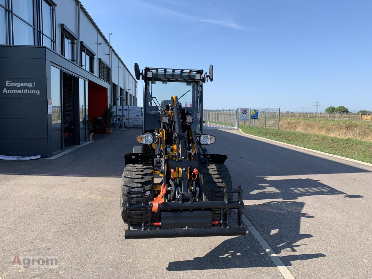 New Compact loader JCB 403 Plus: picture 9