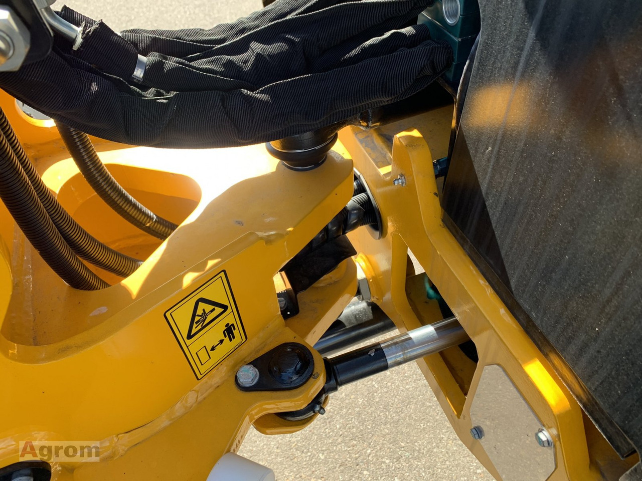 New Compact loader JCB 403 Plus: picture 11