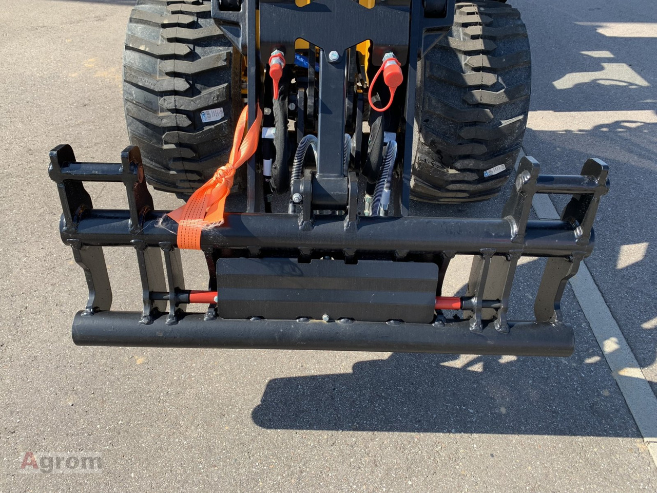 New Compact loader JCB 403 Plus: picture 10