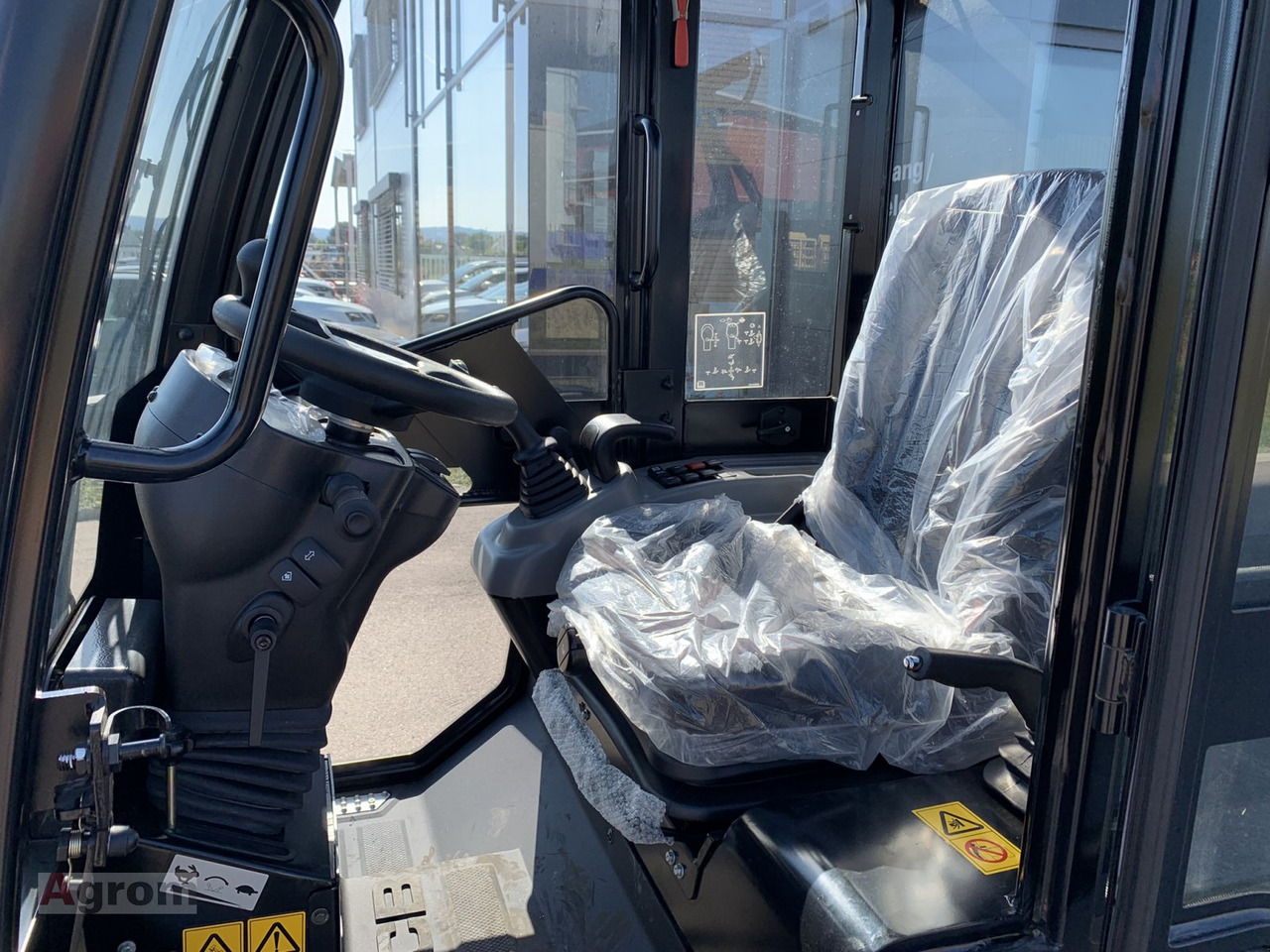 New Compact loader JCB 403 Plus: picture 12