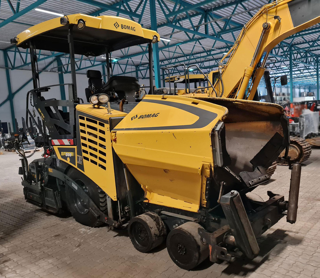 Bomag BF 300 P-2 - Asphalt paver: picture 3 Bomag BF 300 P-2 - Asphalt paver: picture 3