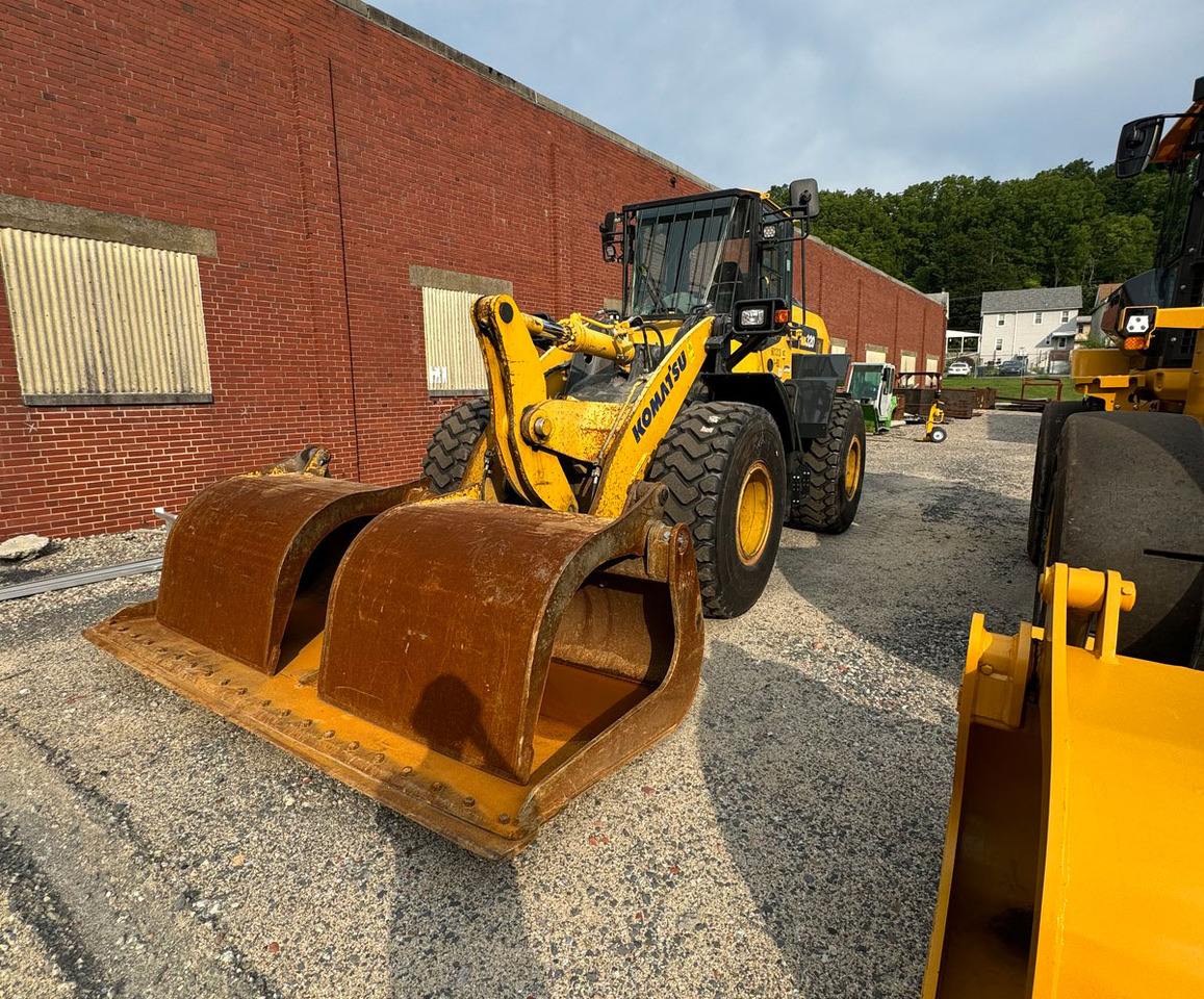 Komatsu WA320-8 - Wheel loader: picture 2 Komatsu WA320-8 - Wheel loader: picture 2