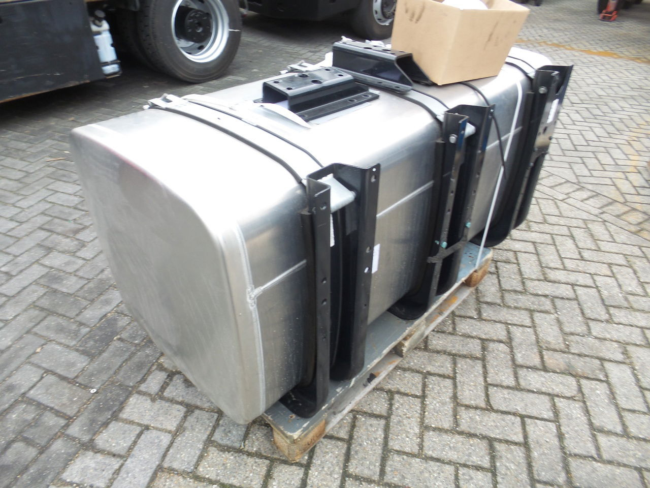 MAN 5 x Man 710 ltr tank orgineel / incl steunen / parts nr 81.12201-6949 - Fuel tank for Truck: picture 3 MAN 5 x Man 710 ltr tank orgineel / incl steunen / parts nr 81.12201-6949 - Fuel tank for Truck: picture 3