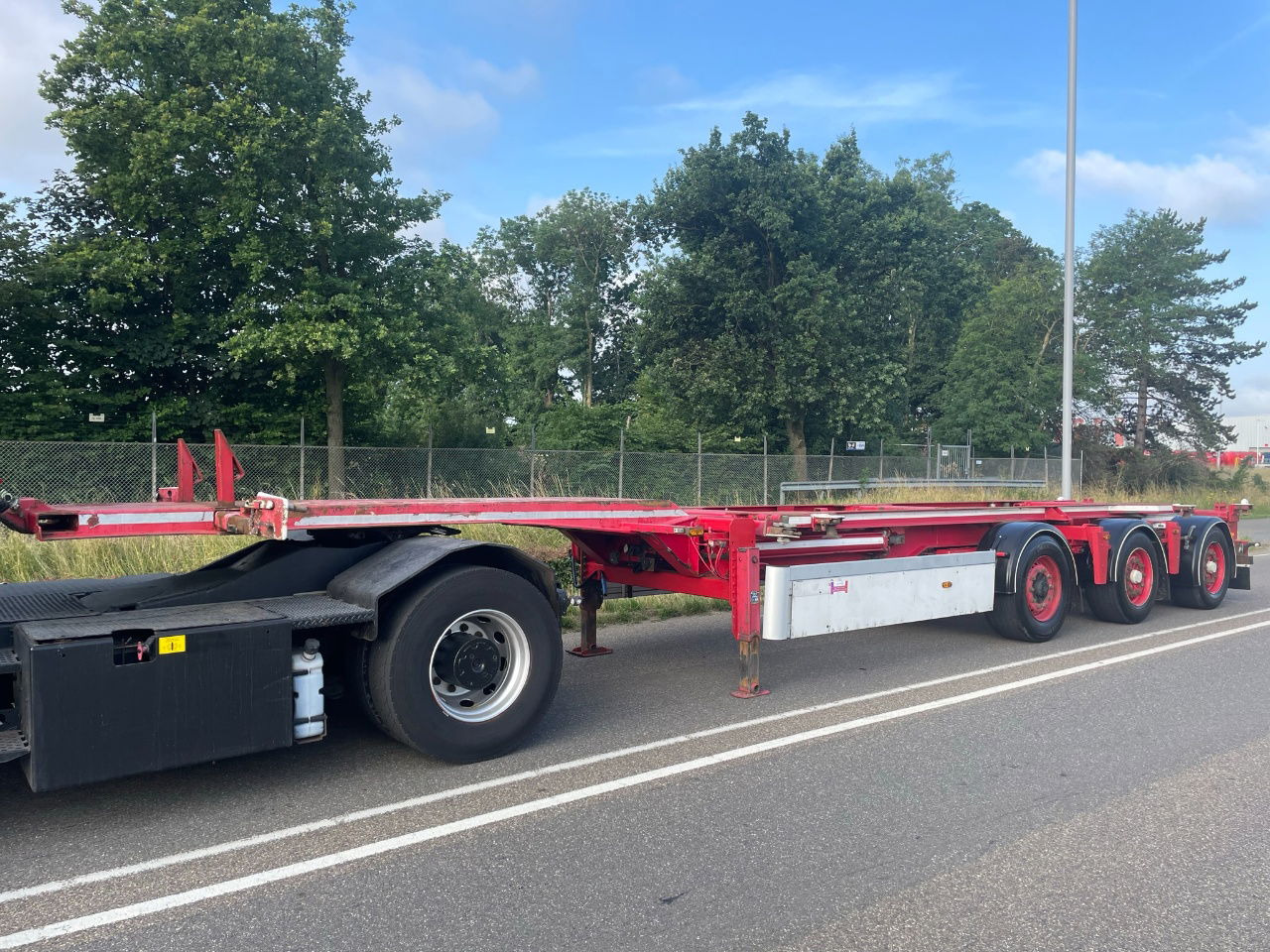 Renders ROC 16.27 CC X steering / Disc brakes /Lifring axle 20-30-40-45 FT HC - Container transporter/ Swap body semi-trailer: picture 1 Renders ROC 16.27 CC X steering / Disc brakes /Lifring axle 20-30-40-45 FT HC - Container transporter/ Swap body semi-trailer: picture 1