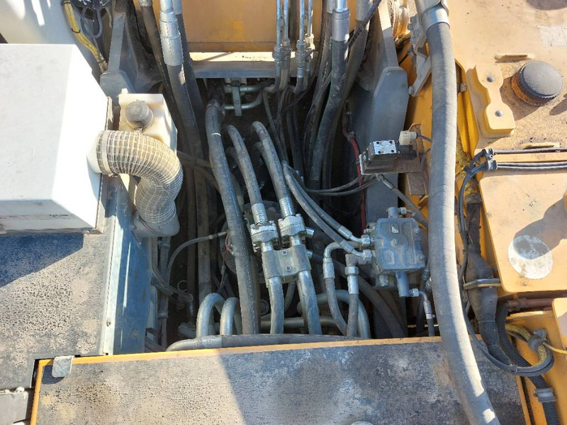 Crawler excavator Liebherr R 946: picture 11