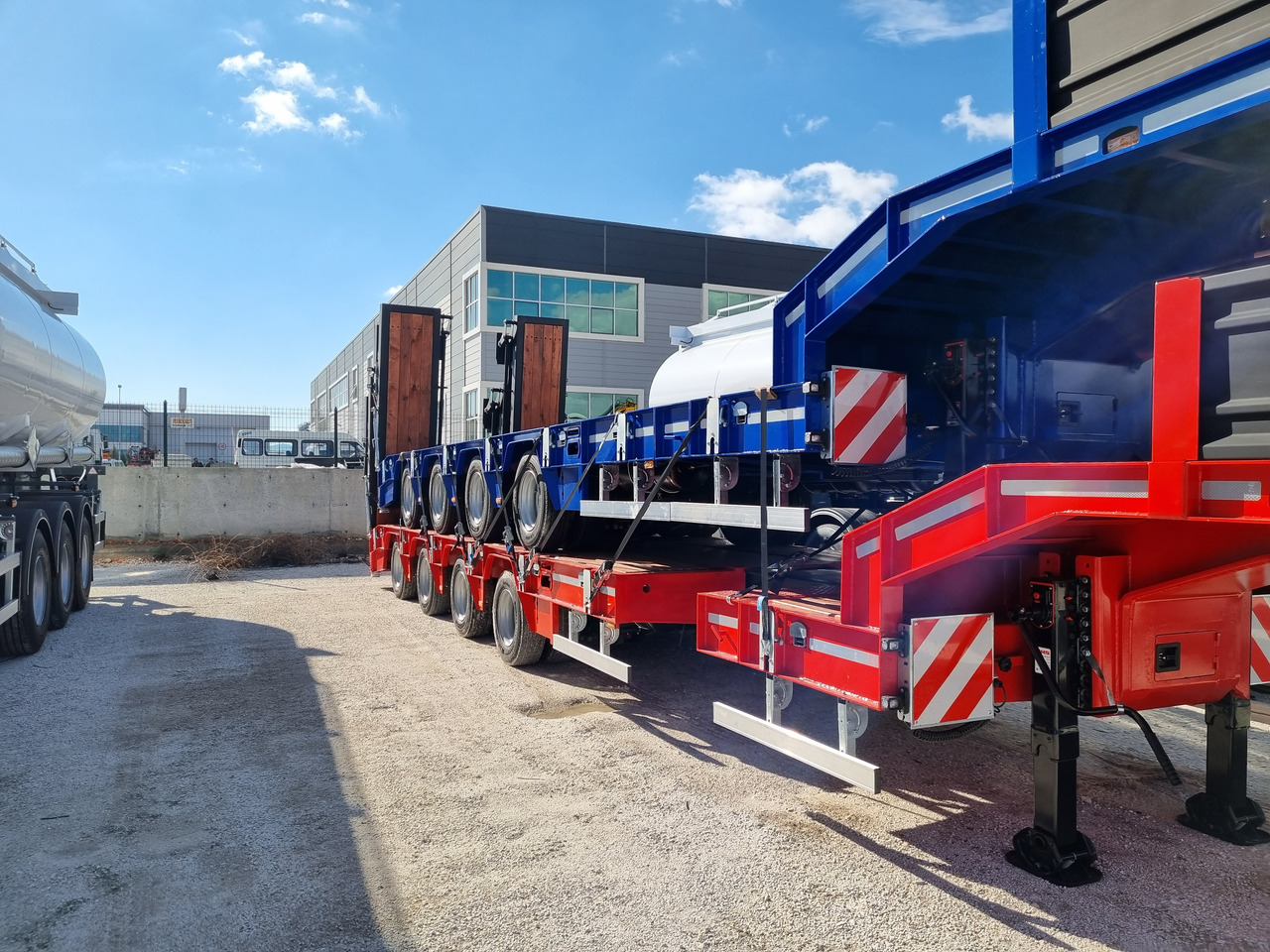 Sinan Tanker Lowbed - Low loader semi-trailer: picture 2 Sinan Tanker Lowbed - Low loader semi-trailer: picture 2
