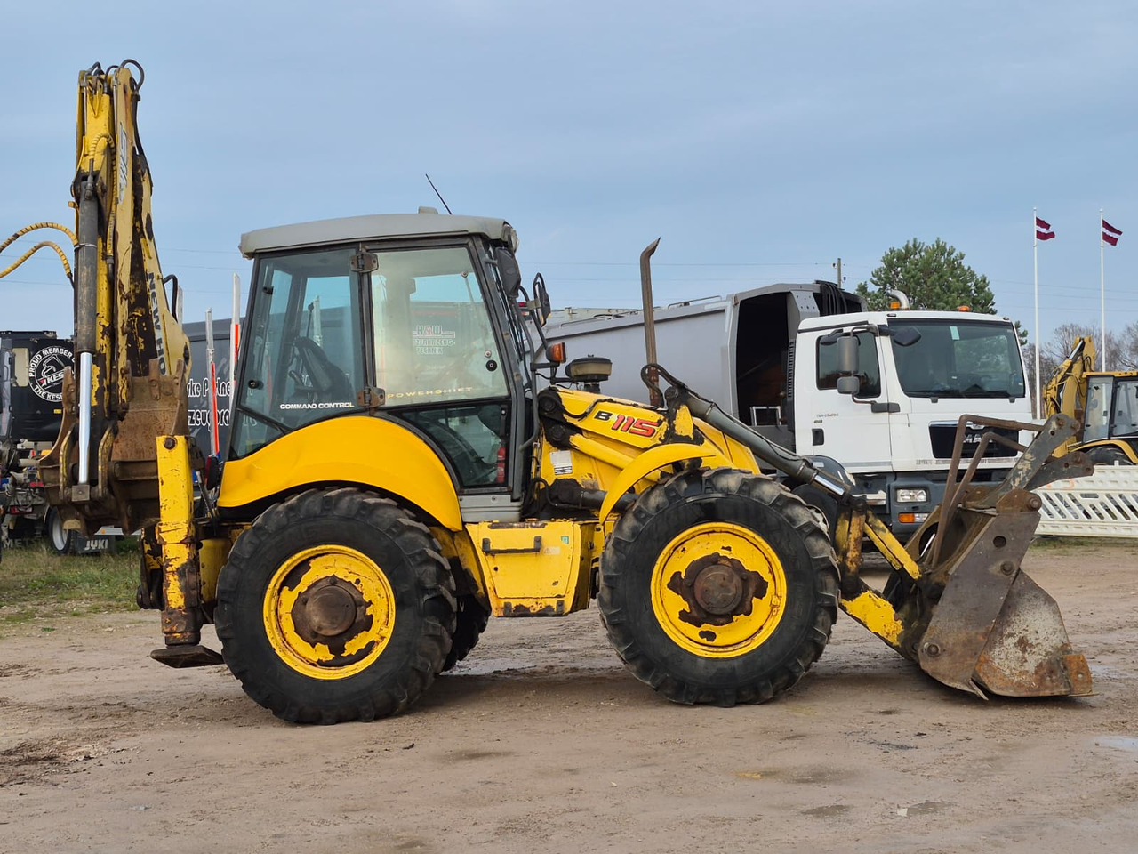 NEW HOLLAND B115 4PS - Backhoe loader: picture 5 NEW HOLLAND B115 4PS - Backhoe loader: picture 5