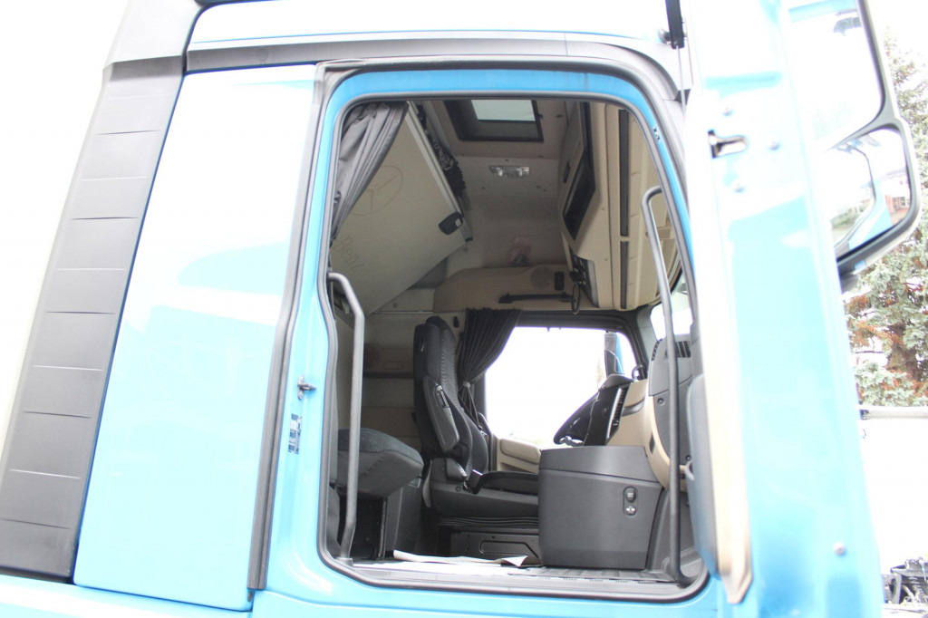 Mercedes-Benz Actros 2548 Koffer Retarder Schlafkab Kühlbox - Van: picture 4 Mercedes-Benz Actros 2548 Koffer Retarder Schlafkab Kühlbox - Van: picture 4