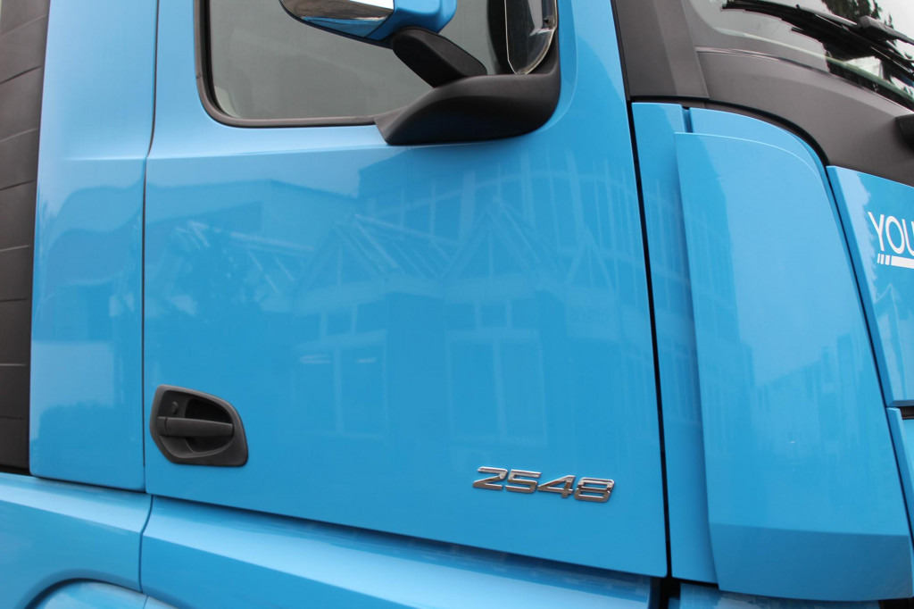 Mercedes-Benz Actros 2548 Koffer Retarder Schlafkab Kühlbox - Van: picture 2 Mercedes-Benz Actros 2548 Koffer Retarder Schlafkab Kühlbox - Van: picture 2