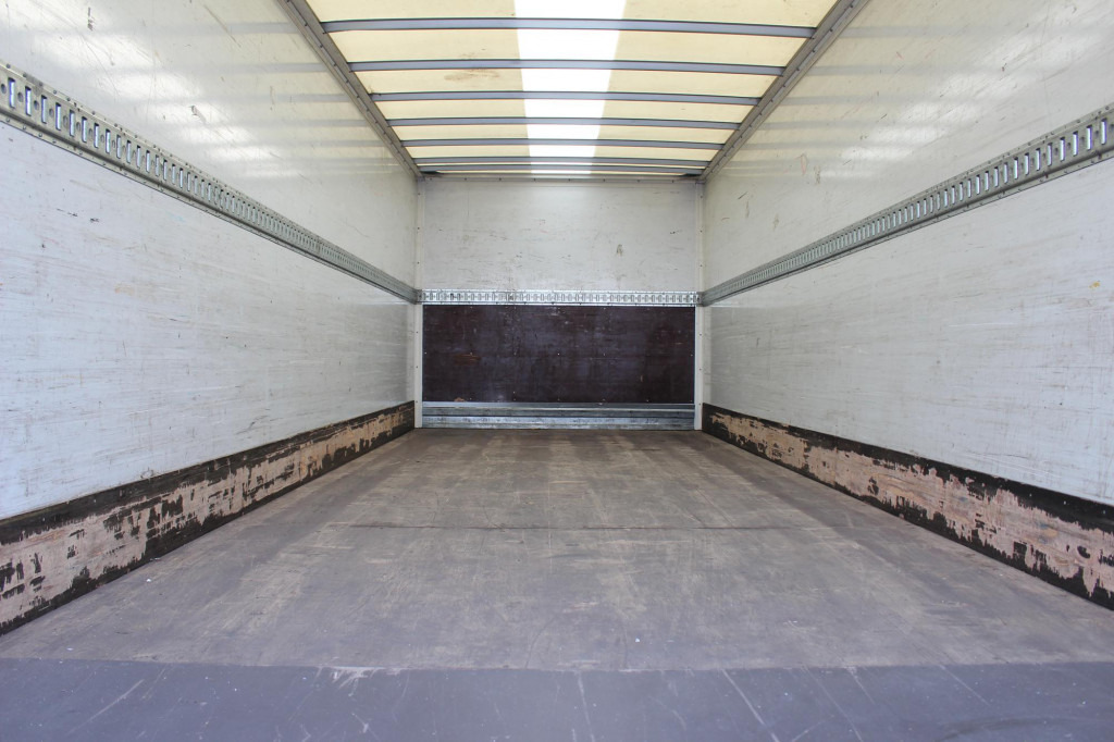 Volvo FM 330 E6 Koffer 7,8m Klima LBW Liftachse - Box truck: picture 2 Volvo FM 330 E6 Koffer 7,8m Klima LBW Liftachse - Box truck: picture 2