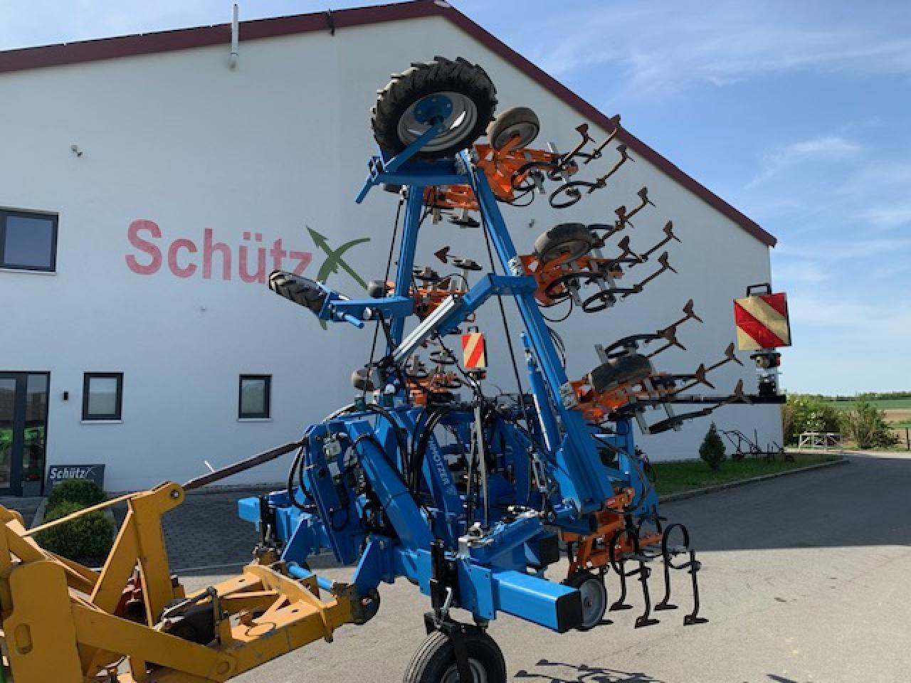 Schmotzer 8-reihiges Hackgerät, 75 cm Abstand, mit Verschieberahmen, mit Section Controll, Baujahr 2019 - Soil tillage equipment: picture 1 Schmotzer 8-reihiges Hackgerät, 75 cm Abstand, mit Verschieberahmen, mit Section Controll, Baujahr 2019 - Soil tillage equipment: picture 1