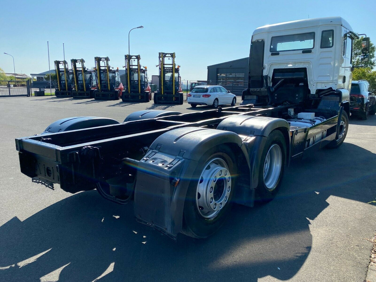 MAN 26.320 TGA 6x2 MAN 26.320 TGA 6x2 - Cab chassis truck: picture 3 MAN 26.320 TGA 6x2 MAN 26.320 TGA 6x2 - Cab chassis truck: picture 3