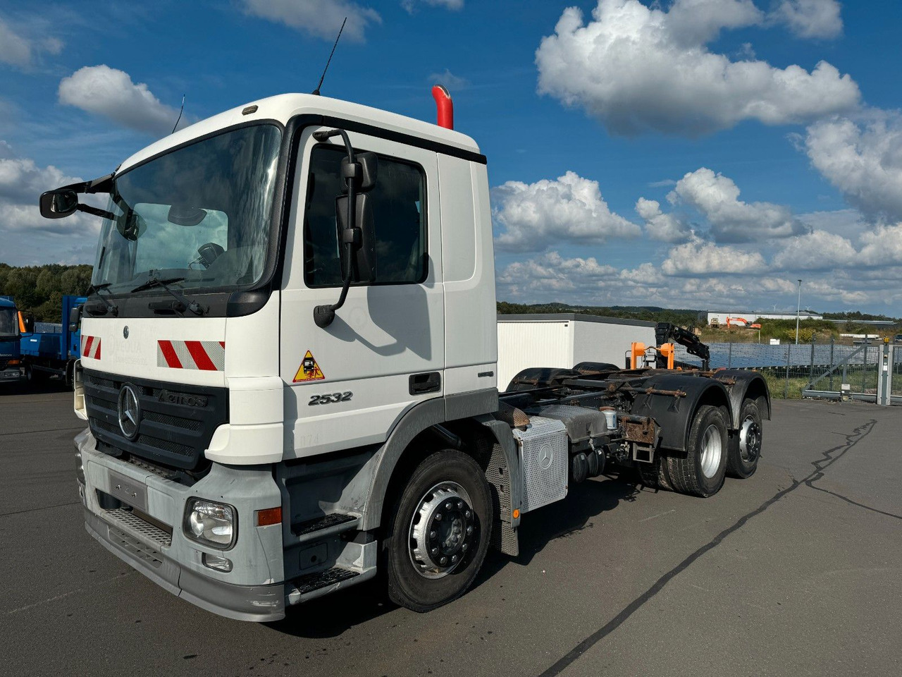 Mercedes-Benz Actros 2532 6x2 Fahrgestell Mercedes-Benz Actros 2532 6x2 Fahrgestell - Cab chassis truck: picture 1 Mercedes-Benz Actros 2532 6x2 Fahrgestell Mercedes-Benz Actros 2532 6x2 Fahrgestell - Cab chassis truck: picture 1