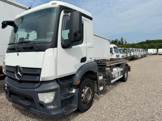 Mercedes-Benz Antos 1824 - Umlader- Nebenantrieb - Hook lift truck: picture 1 Mercedes-Benz Antos 1824 - Umlader- Nebenantrieb - Hook lift truck: picture 1