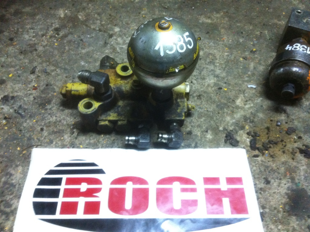 KOMATSU 14Z-43-12111 + HYDROAKUMULATOR MU70-300 - Hydraulic valve for Bulldozer: picture 1 KOMATSU 14Z-43-12111 + HYDROAKUMULATOR MU70-300 - Hydraulic valve for Bulldozer: picture 1