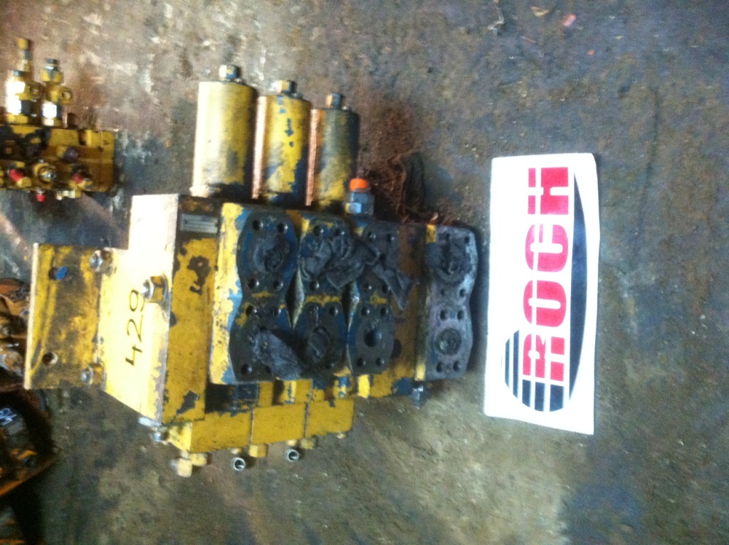 MANNESMANN REXROTH M5-1085-000 M38976 090 476588/9 M41 086 - 3 SEKCYJNY - Hydraulic valve for Construction machinery: picture 1 MANNESMANN REXROTH M5-1085-000 M38976 090 476588/9 M41 086 - 3 SEKCYJNY - Hydraulic valve for Construction machinery: picture 1