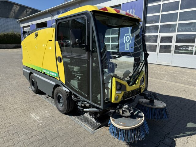 Johnston C202 Kleinkehrmaschine 2 M³ - 6.000 h - Road sweeper: picture 1 Johnston C202 Kleinkehrmaschine 2 M³ - 6.000 h - Road sweeper: picture 1