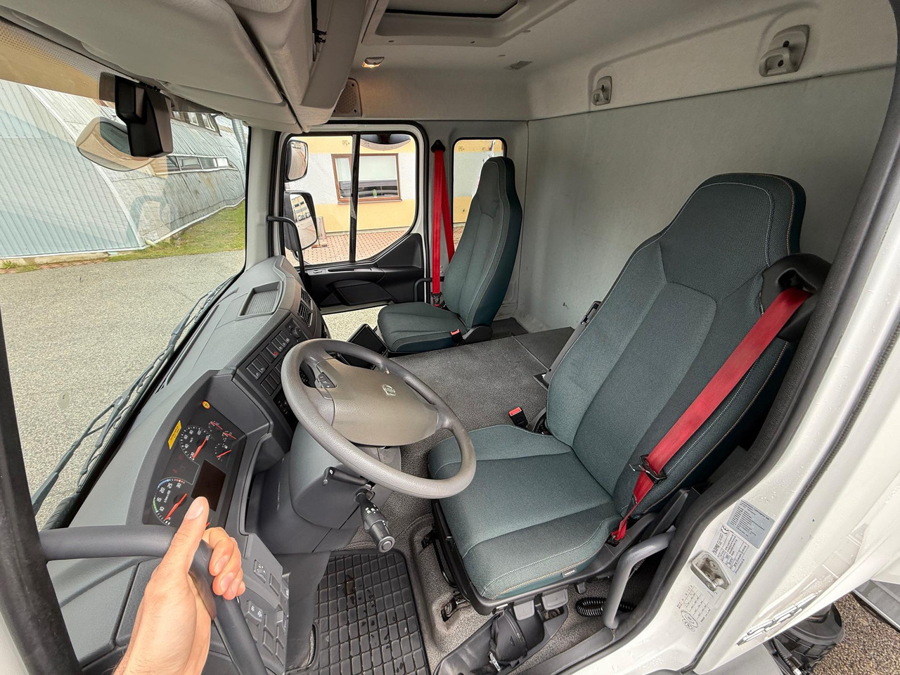 VOLVO FL250 - Box truck: picture 5 VOLVO FL250 - Box truck: picture 5