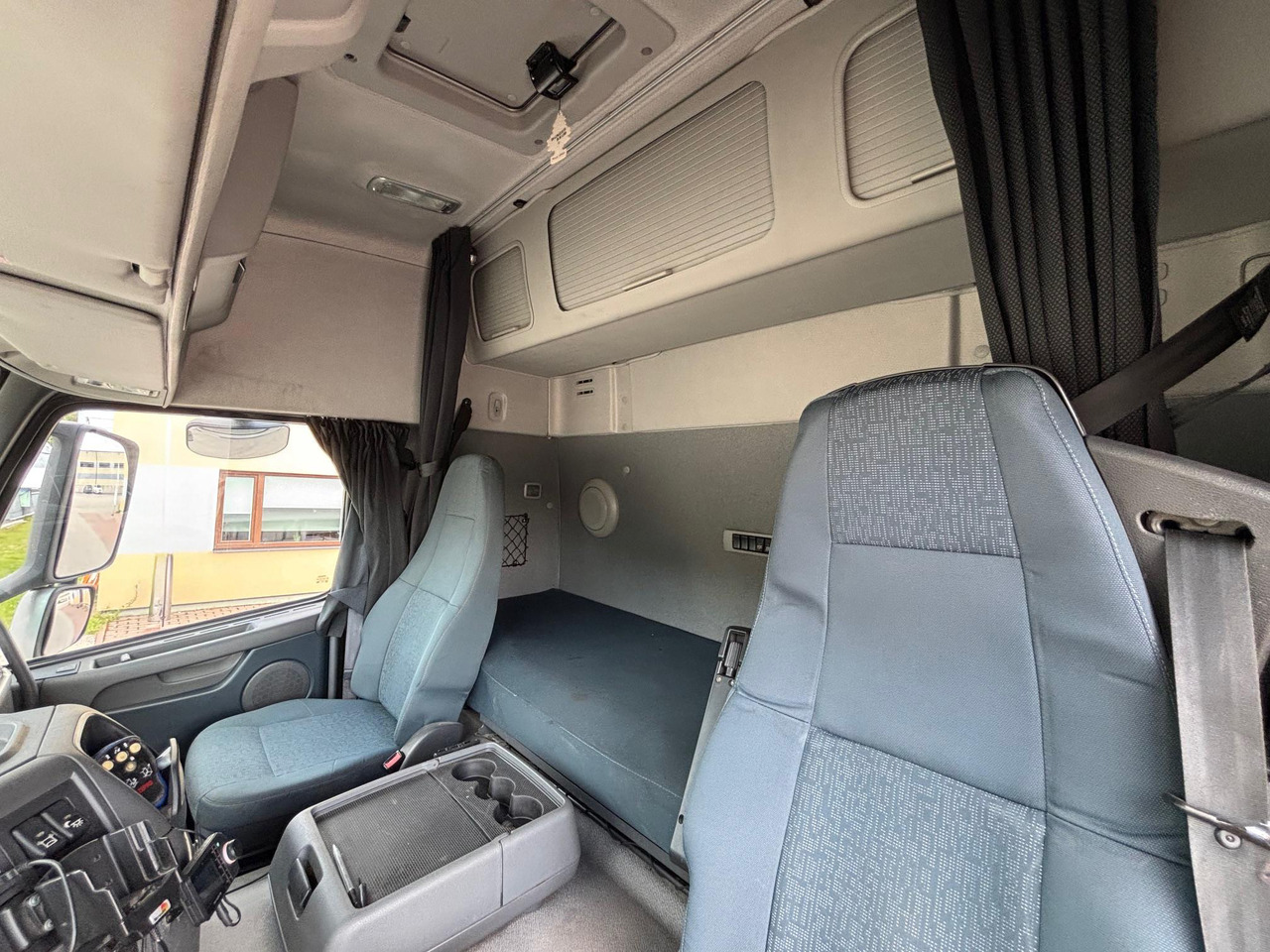 Box truck VOLVO FM330: picture 9