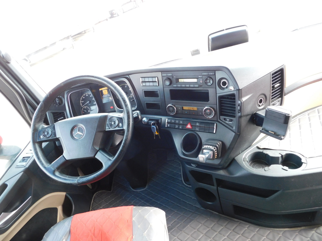 Tractor unit Mercedes Actros: picture 6