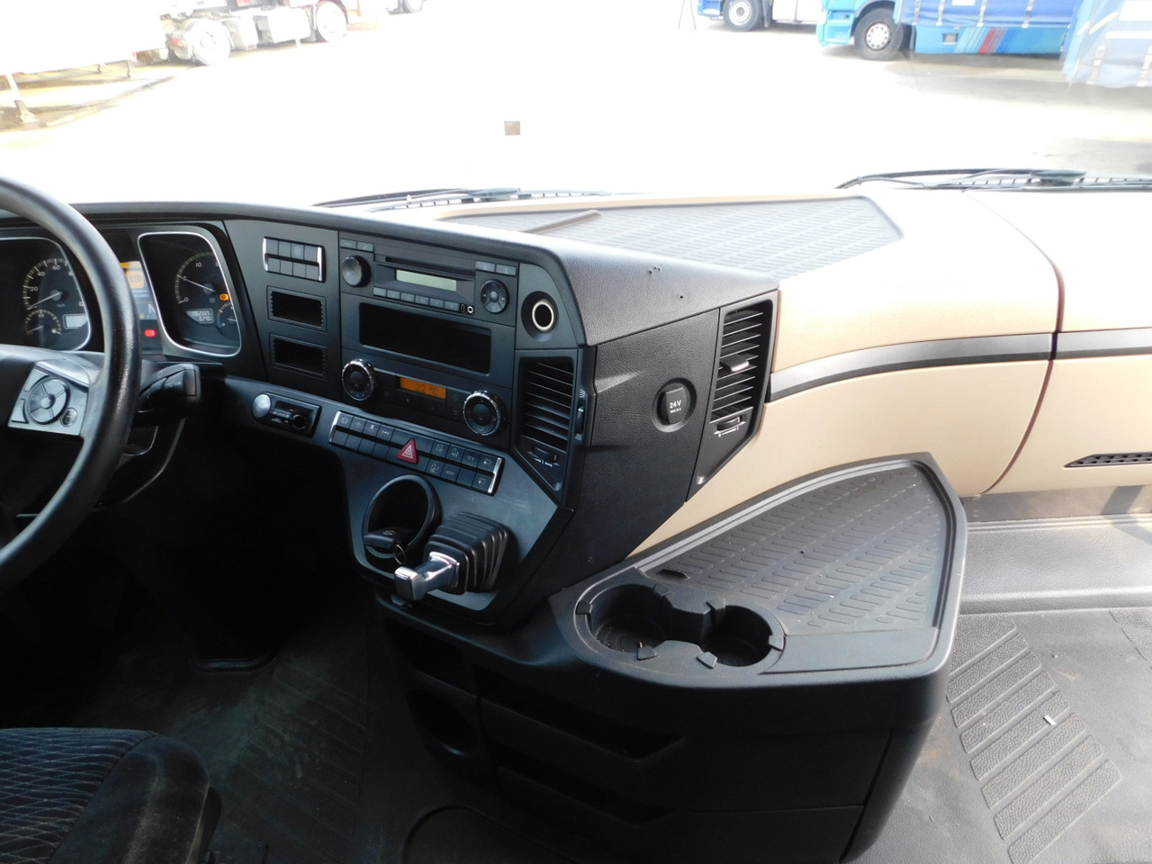Tractor unit Mercedes Actros: picture 6